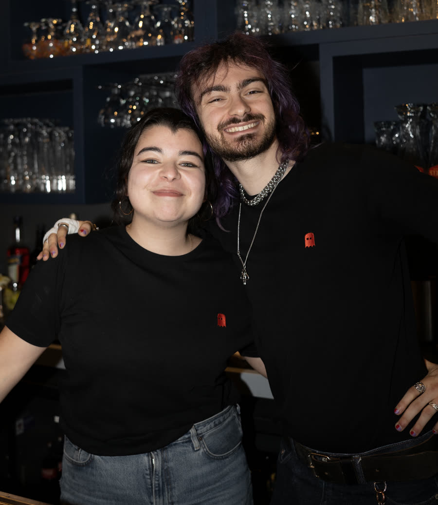 Twee teamleden van Barkeet Eindhoven lachend achter de bar